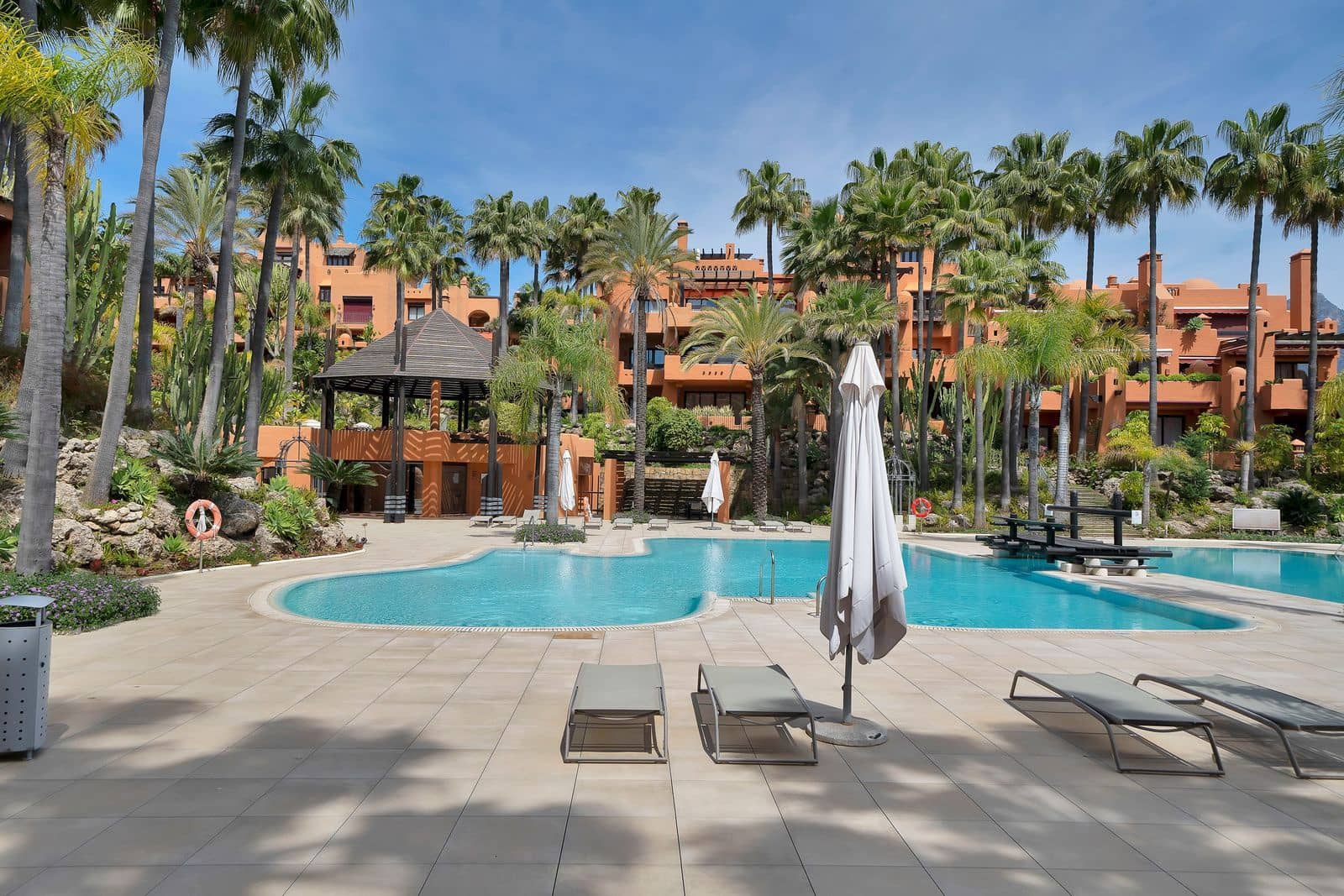 Ático de 2 habitaciones en Puerto Banus en venta - 1.695.000 € (Ref: 9836143)