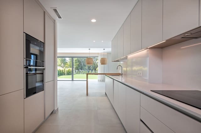 4 slaapkamer Halfvrijstaande villa te koop in San Pedro de Alcantara, Marbella - € 1.195.000 (Ref: 9836148)