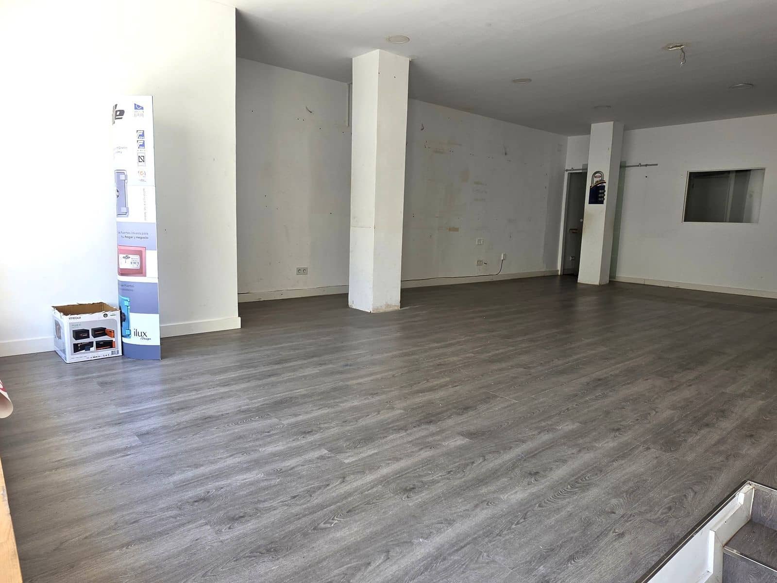 Commercial for sale in San Pedro de Alcantara - € 300,000 (Ref: 9836332)