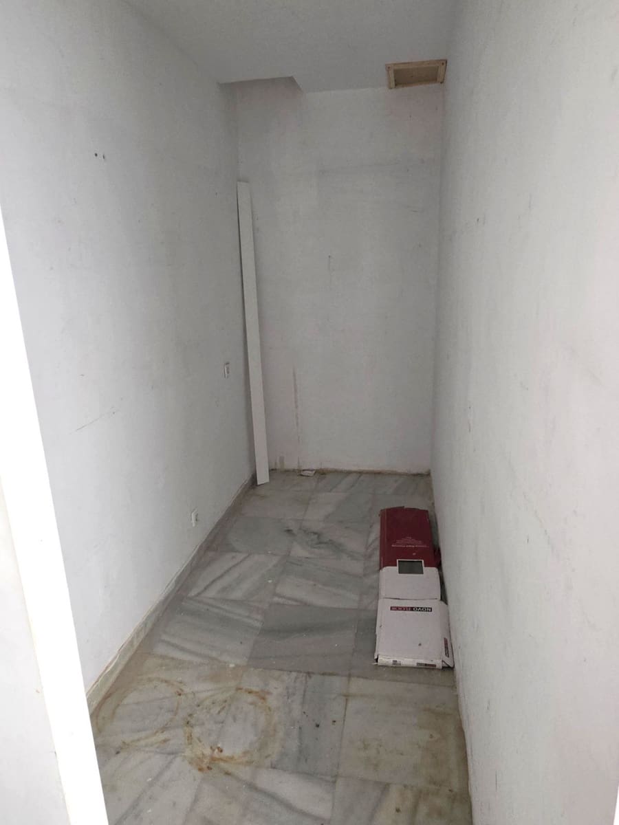Commercial for sale in San Pedro de Alcantara - € 300,000 (Ref: 9836332)