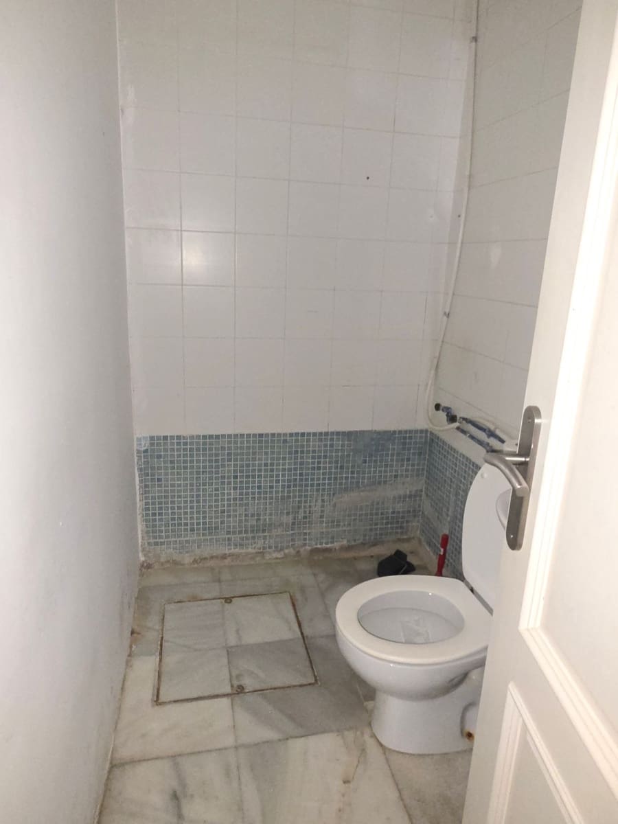 Commercial for sale in San Pedro de Alcantara - € 300,000 (Ref: 9836332)