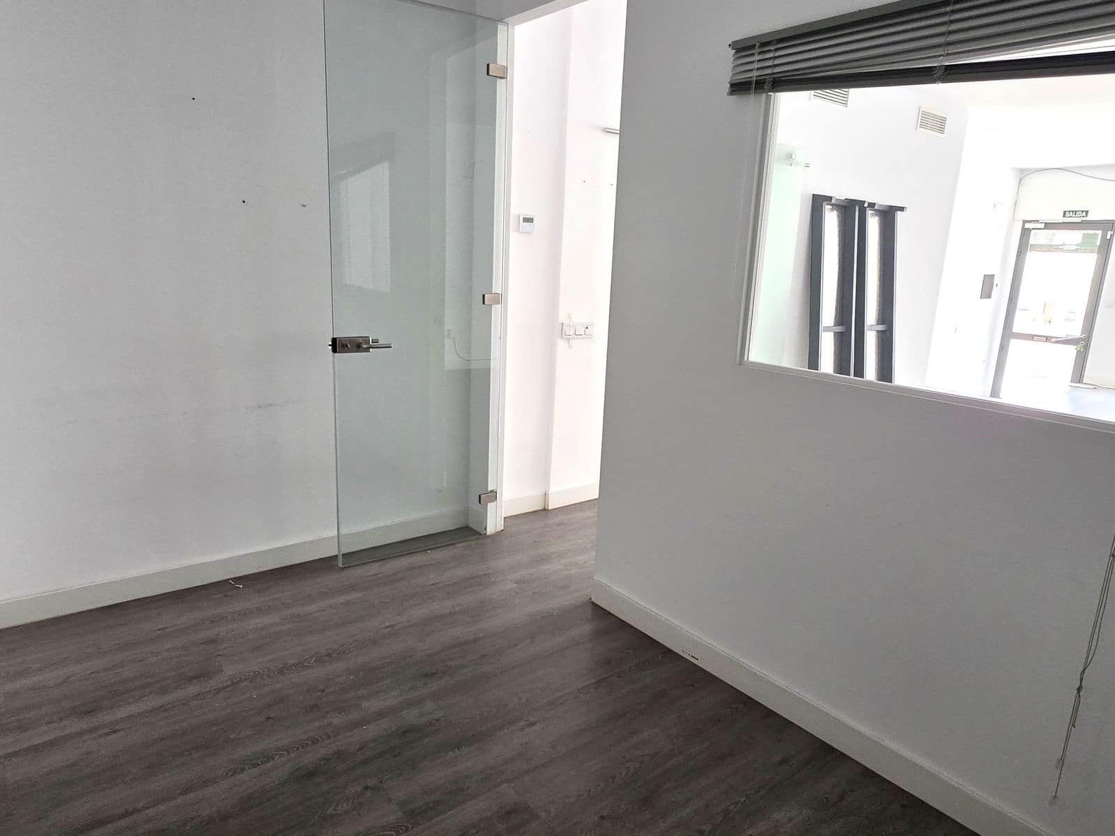 Commercial for sale in San Pedro de Alcantara - € 300,000 (Ref: 9836332)