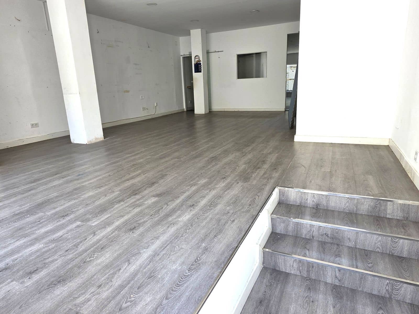 Commercial for sale in San Pedro de Alcantara - € 300,000 (Ref: 9836332)