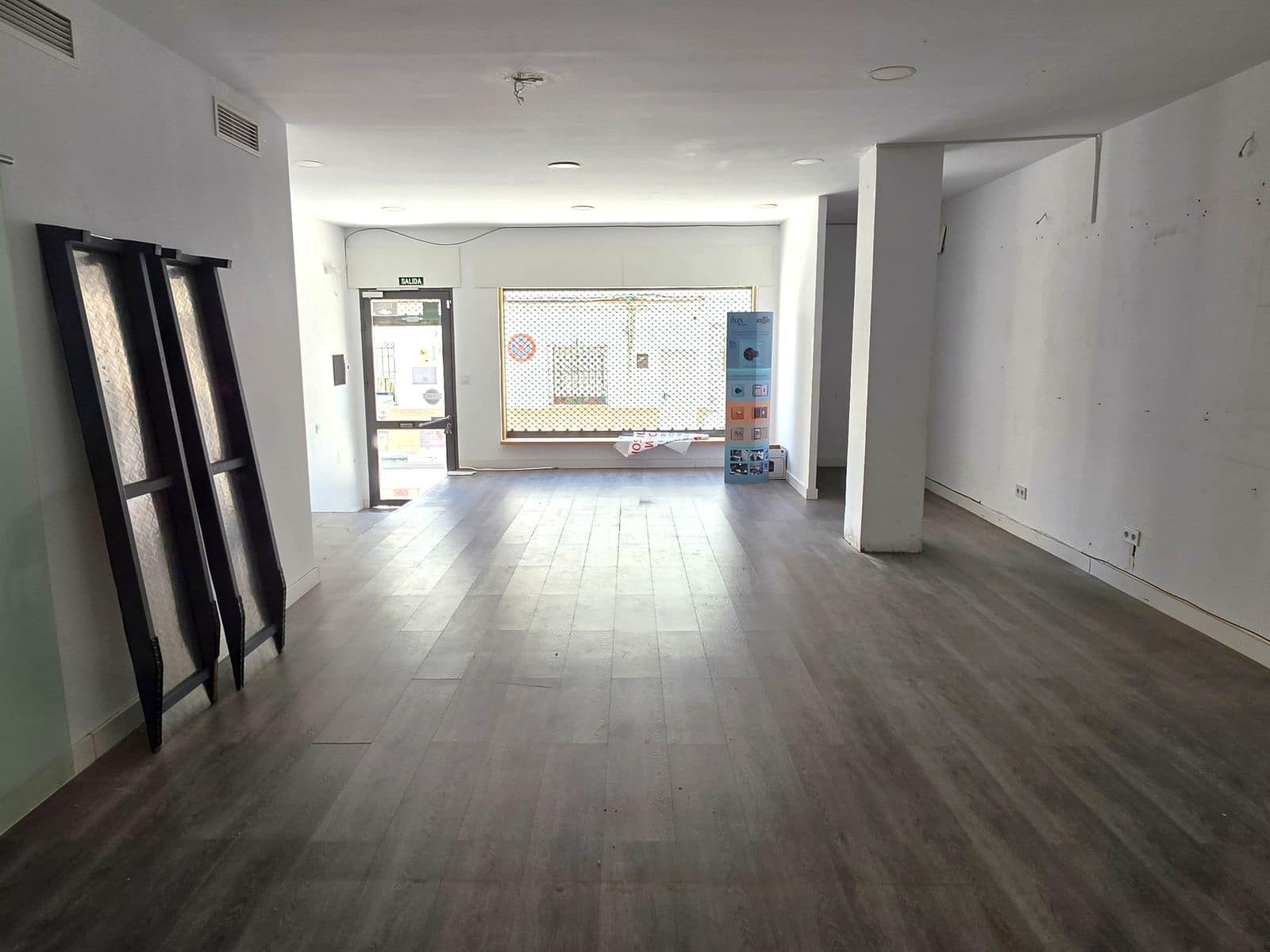 Commercial for sale in San Pedro de Alcantara - € 300,000 (Ref: 9836332)