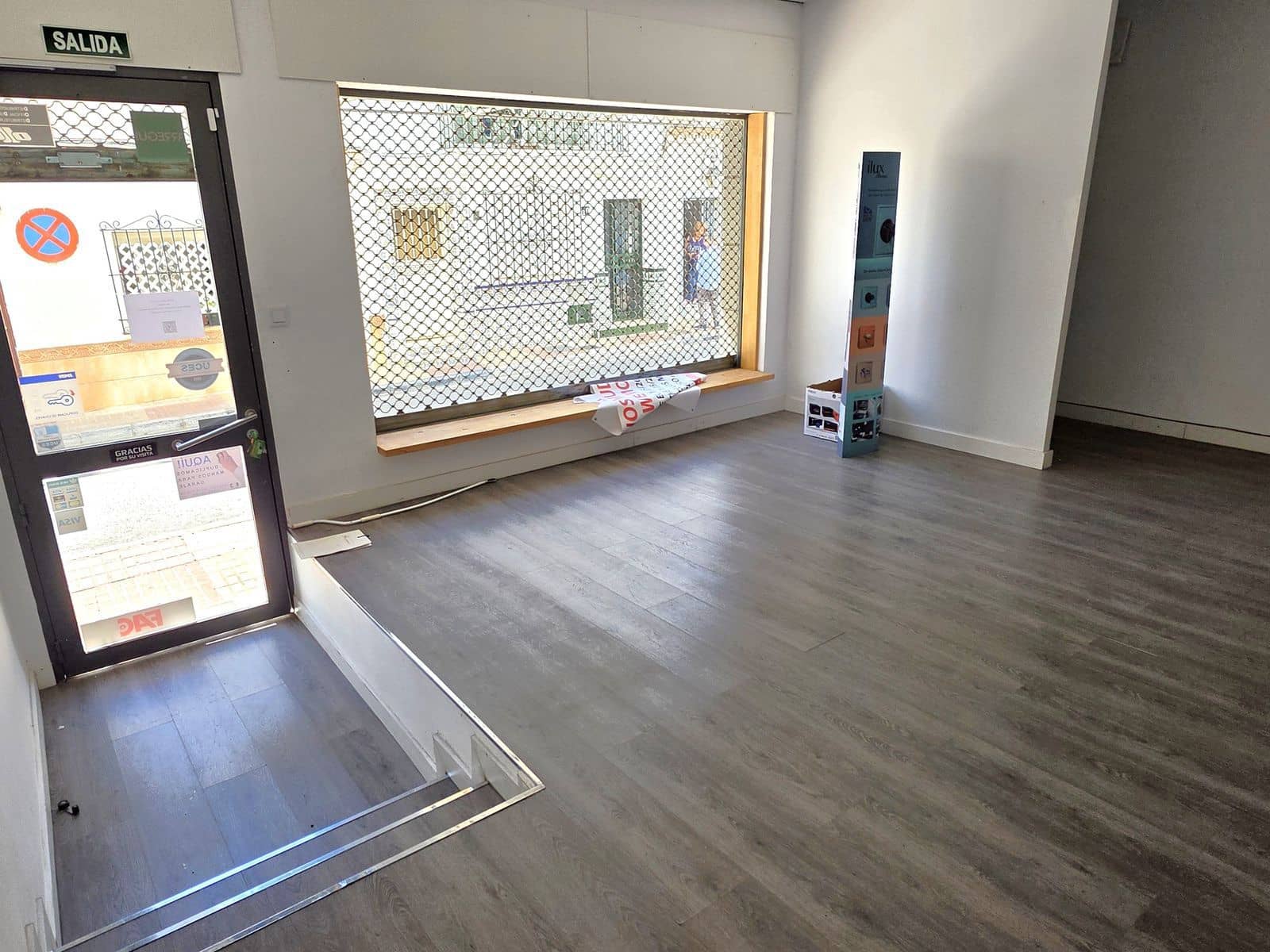 Commercial for sale in San Pedro de Alcantara - € 300,000 (Ref: 9836332)