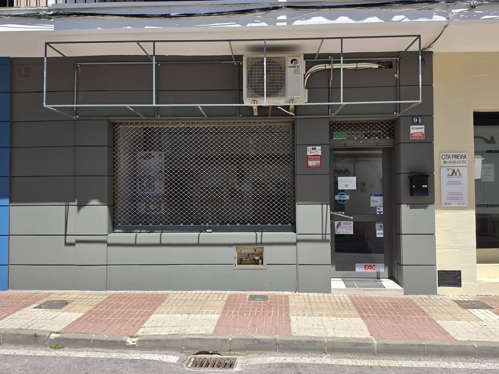 Commercial for sale in San Pedro de Alcantara - € 300,000 (Ref: 9836332)