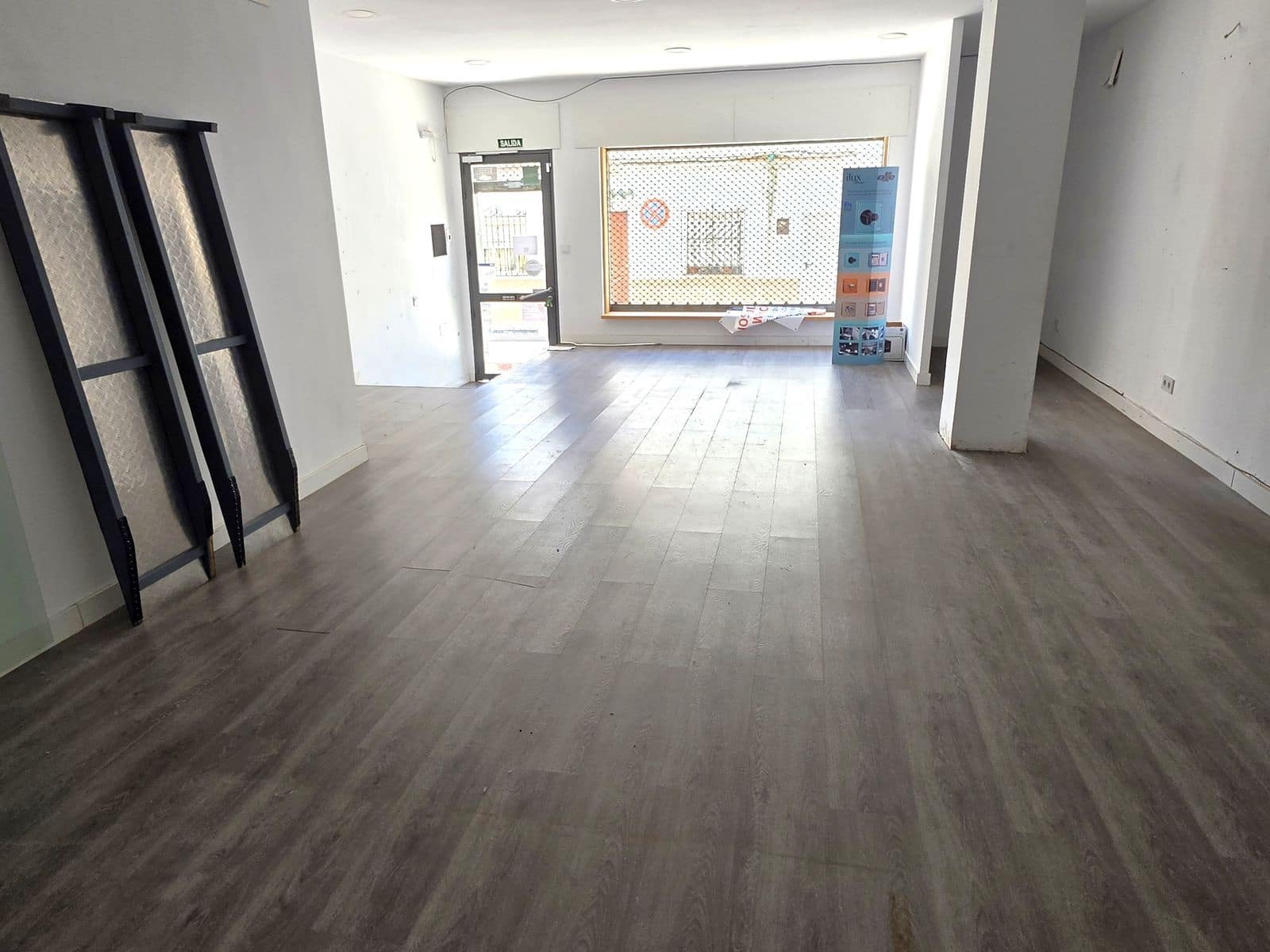 Commercial for sale in San Pedro de Alcantara - € 300,000 (Ref: 9836332)