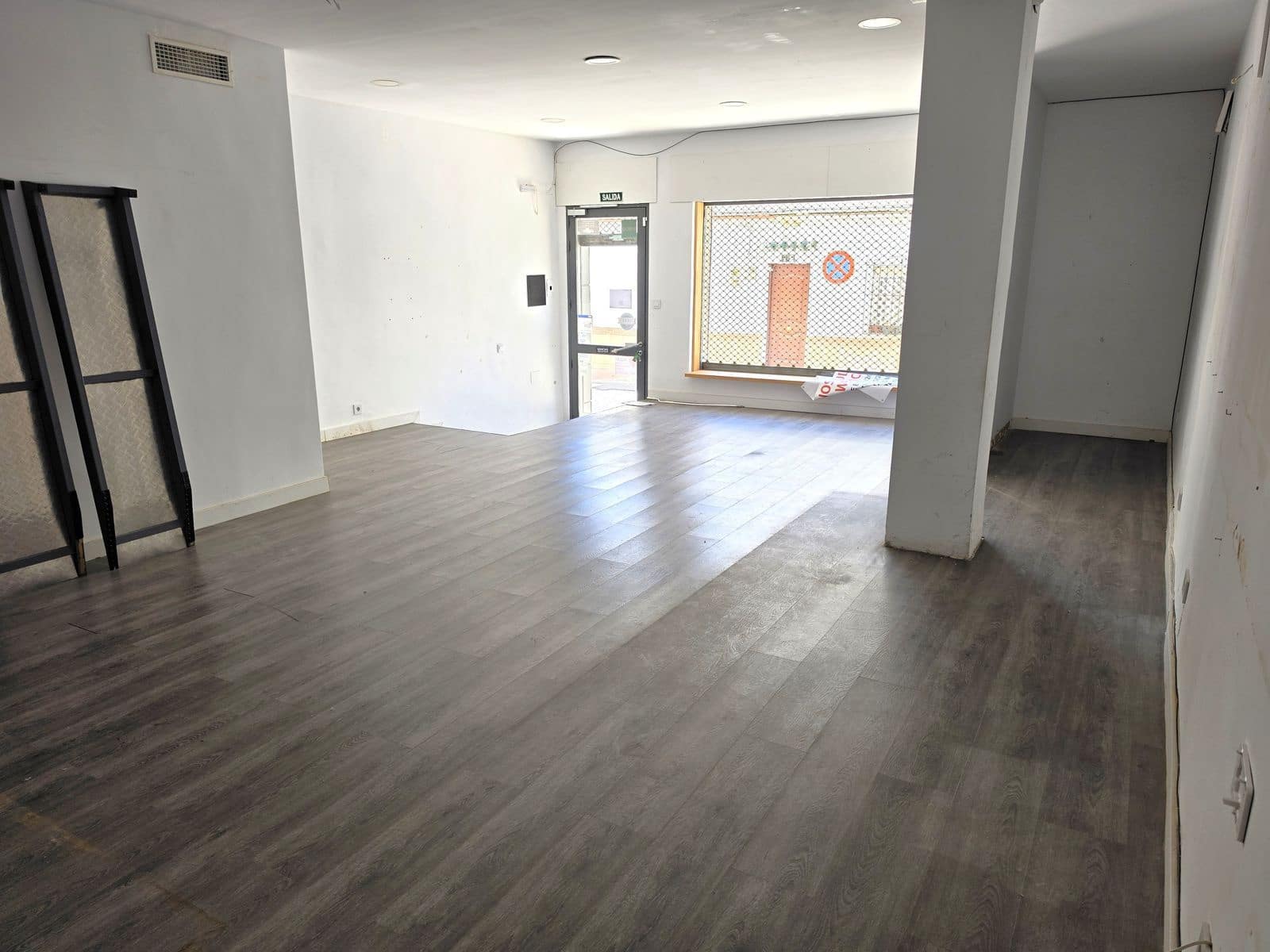 Commercial for sale in San Pedro de Alcantara - € 300,000 (Ref: 9836332)