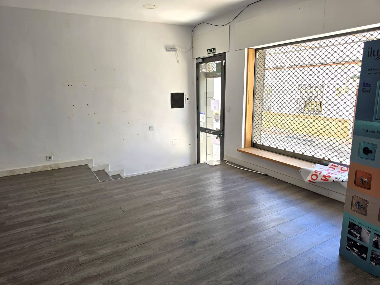 Commercial for sale in San Pedro de Alcantara - € 300,000 (Ref: 9836332)