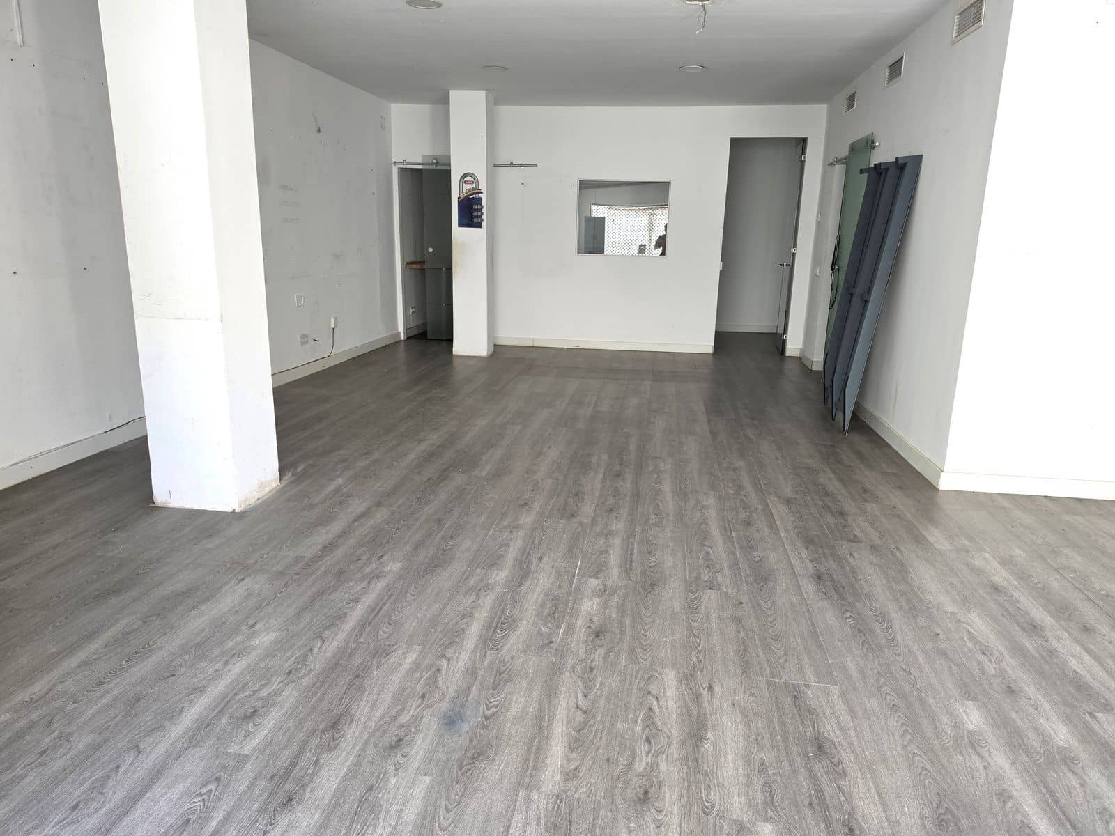 Commercial for sale in San Pedro de Alcantara - € 300,000 (Ref: 9836332)