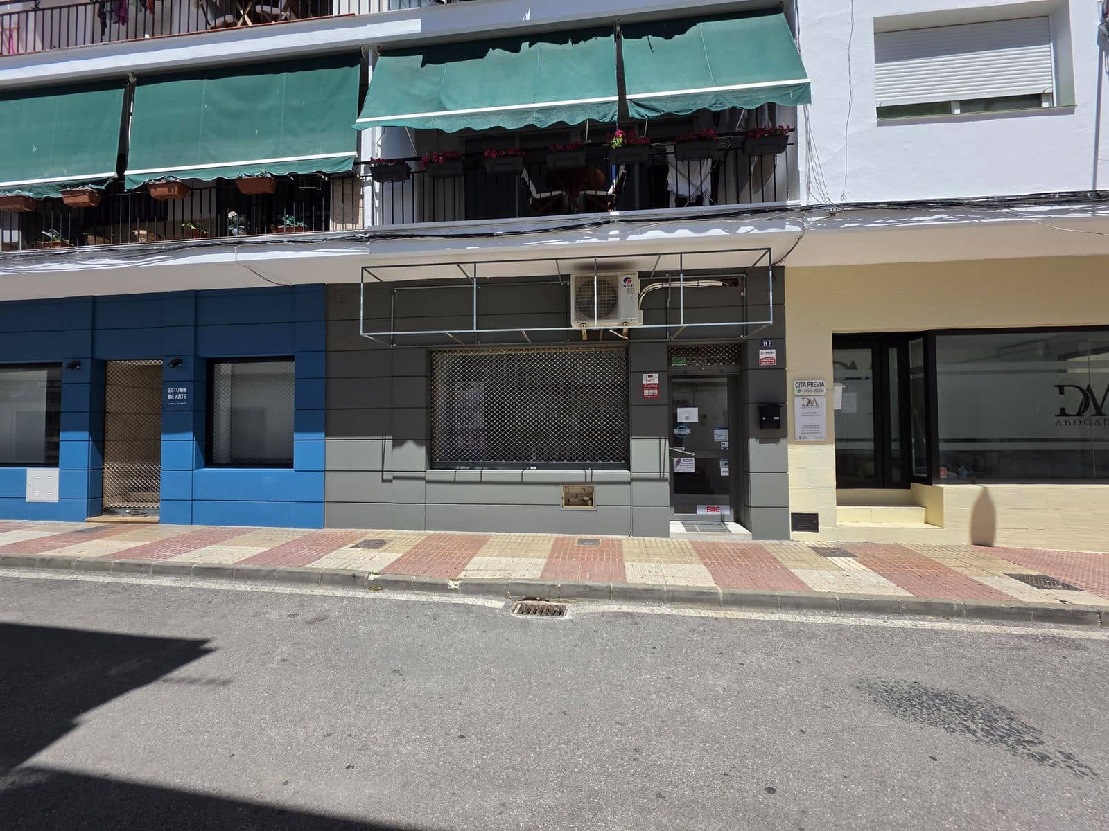 Commercial for sale in San Pedro de Alcantara - € 300,000 (Ref: 9836332)