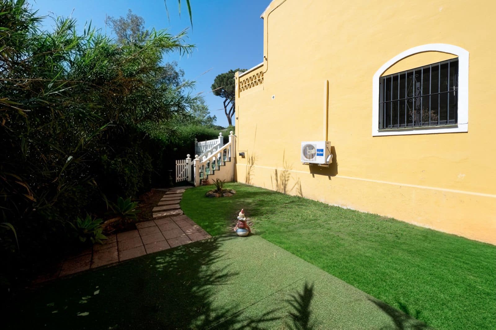 2 bedroom Semi-detached Villa for sale in Mijas Costa - € 495,000 (Ref: 9836357)