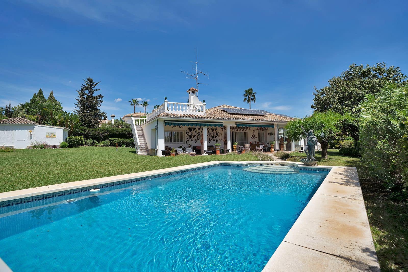 4 bedroom Villa for sale in El Paraiso - € 1,750,000 (Ref: 9836383)