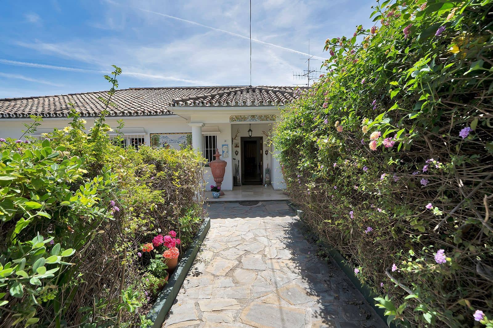 4 bedroom Villa for sale in El Paraiso - € 1,750,000 (Ref: 9836383)