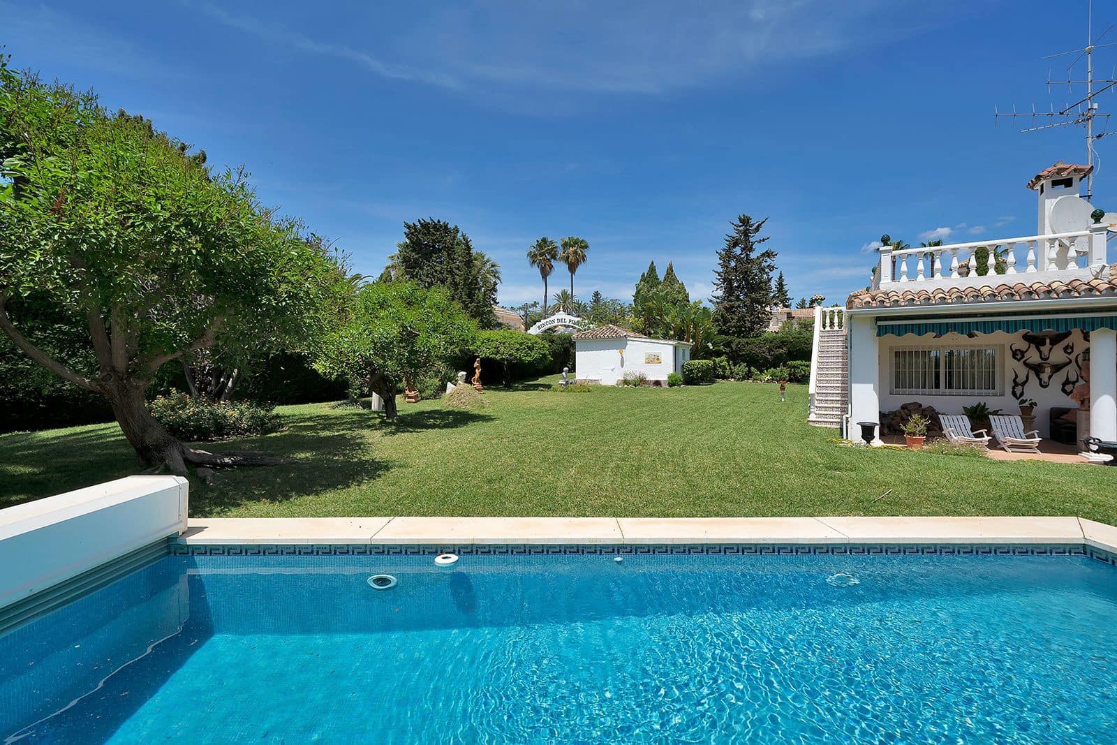 4 bedroom Villa for sale in El Paraiso - € 1,750,000 (Ref: 9836383)