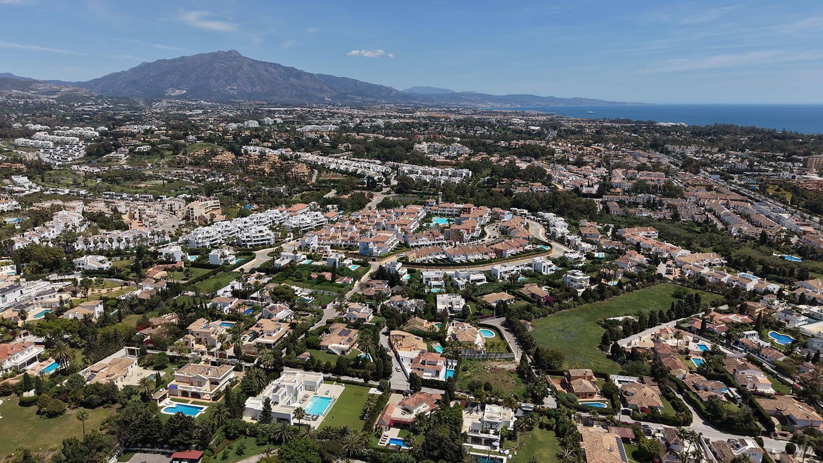 4 bedroom Villa for sale in El Paraiso - € 1,750,000 (Ref: 9836383)
