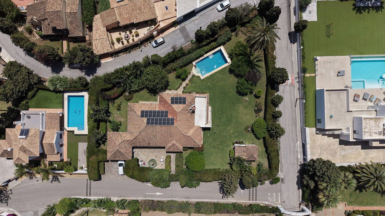 4 bedroom Villa for sale in El Paraiso - € 1,750,000 (Ref: 9836383)