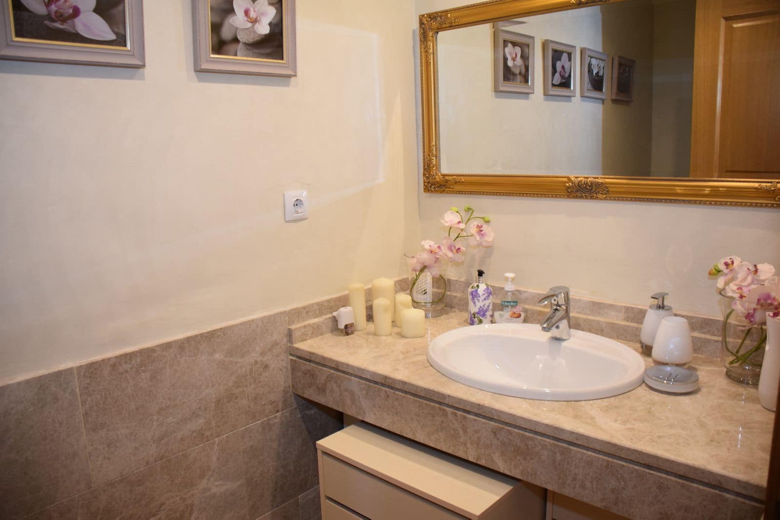 2 slaapkamer Halfvrijstaande villa te koop in Marbella - € 695.000 (Ref: 9836384)
