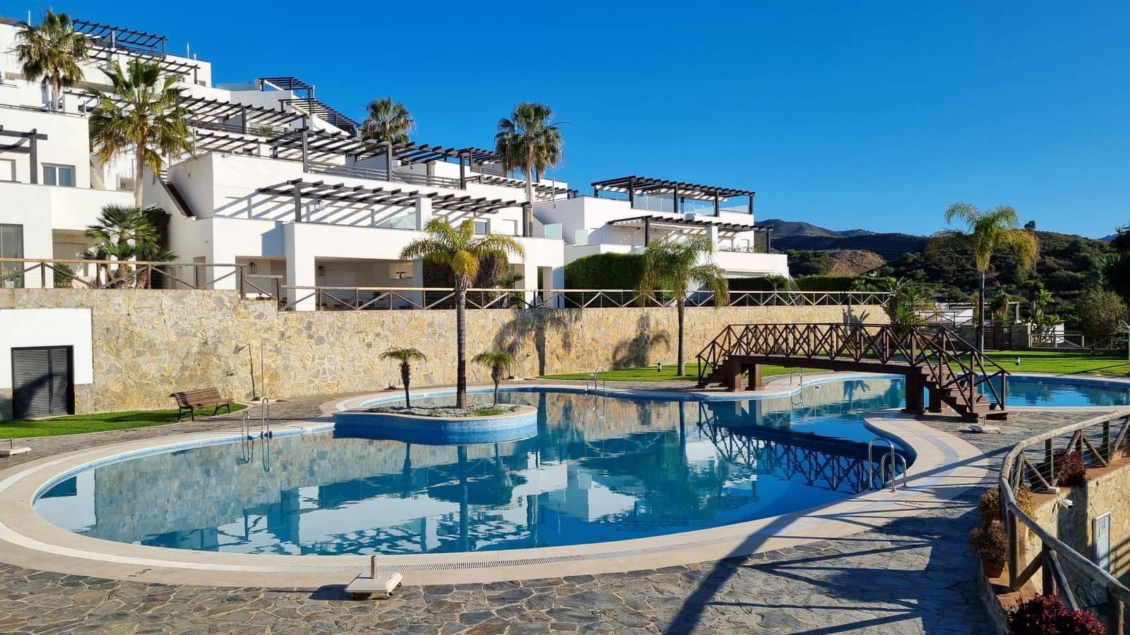2 slaapkamer Halfvrijstaande villa te koop in Marbella - € 695.000 (Ref: 9836384)