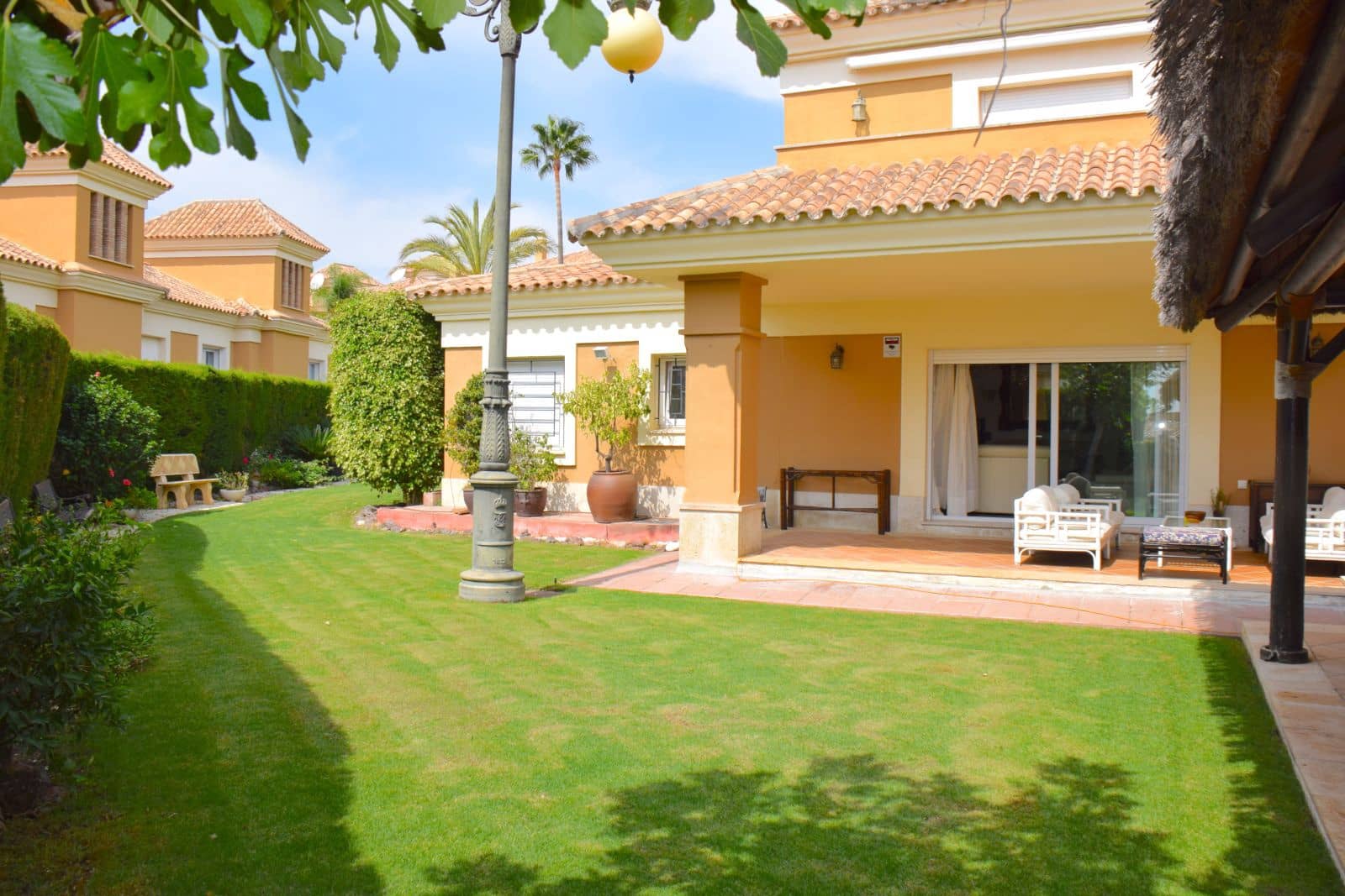 5 bedroom Semi-detached Villa for sale in Marbella - € 1,500,000 (Ref: 9836385)