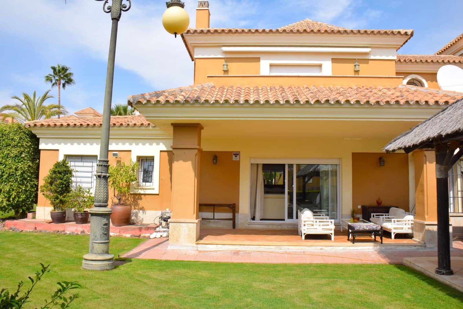 5 bedroom Semi-detached Villa for sale in Marbella - € 1,500,000 (Ref: 9836385)