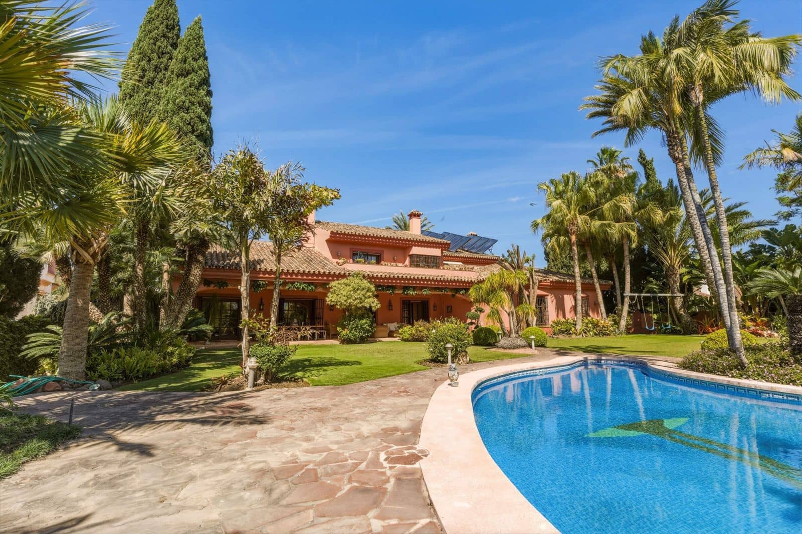 6 bedroom Villa for sale in Guadalmina - € 4,495,000 (Ref: 9843510)