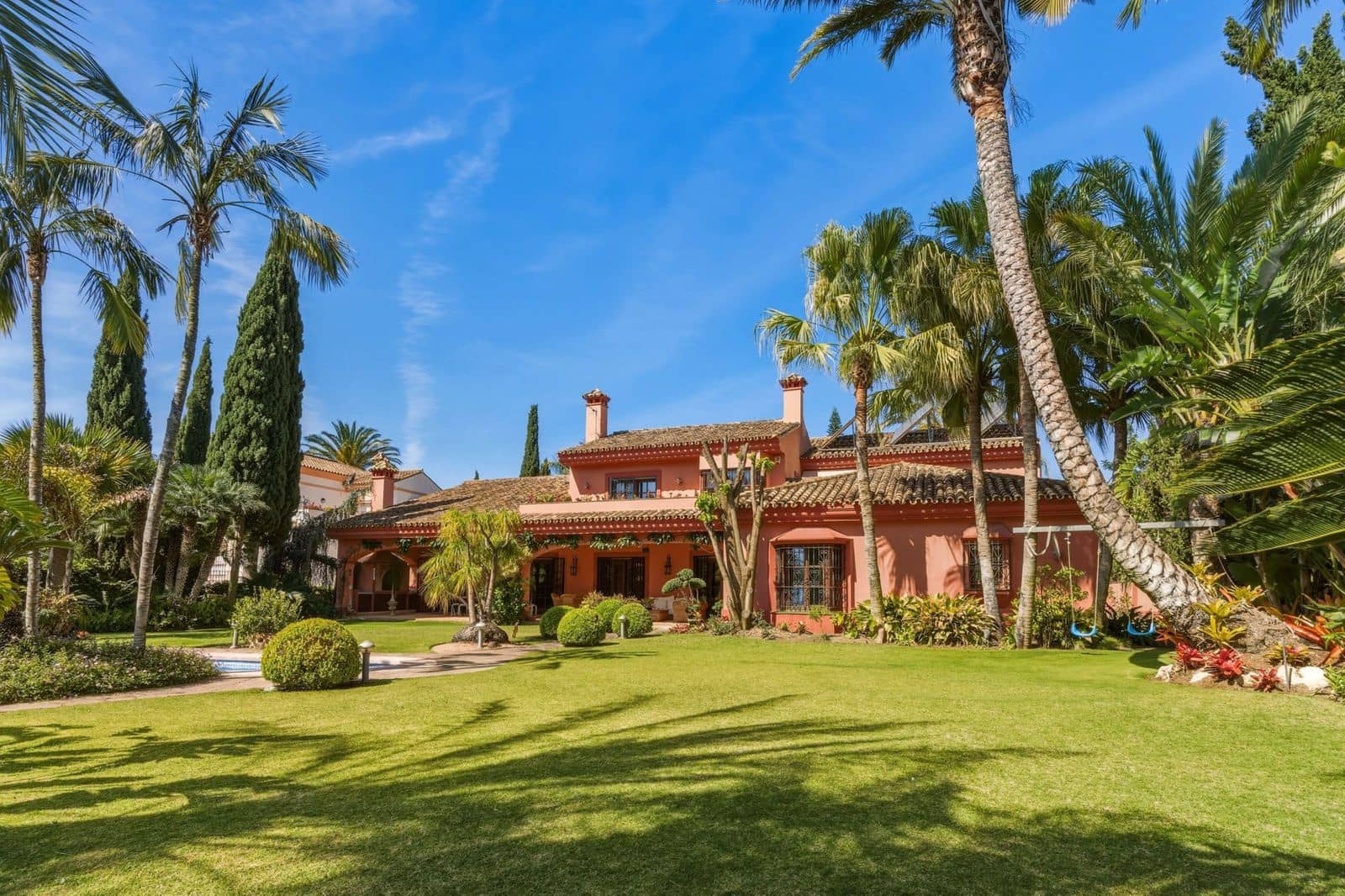 6 bedroom Villa for sale in Guadalmina - € 4,495,000 (Ref: 9843510)