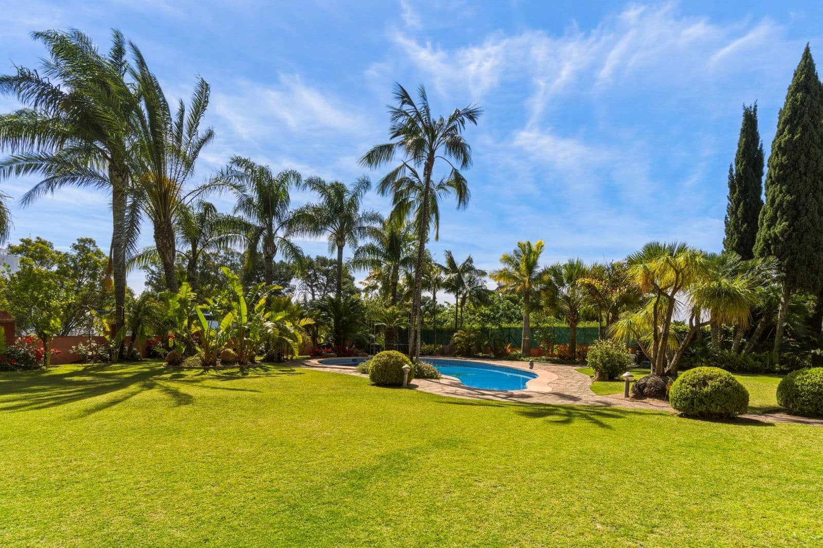6 bedroom Villa for sale in Guadalmina - € 4,495,000 (Ref: 9843510)