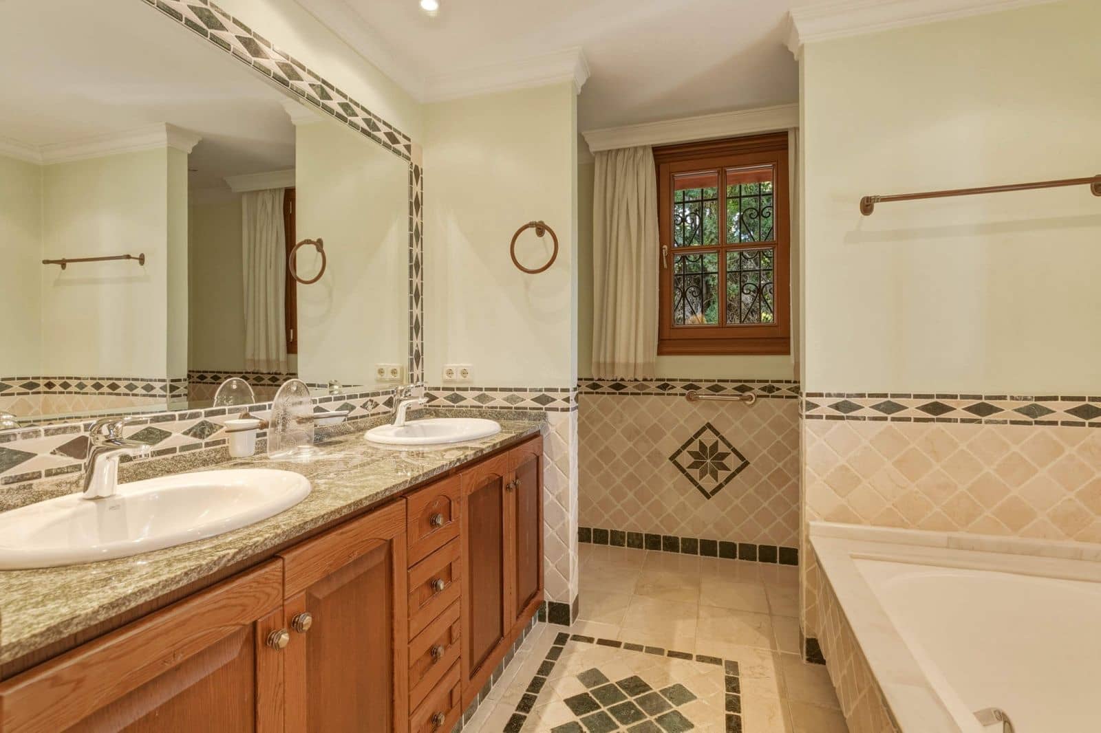 6 bedroom Villa for sale in Guadalmina - € 4,495,000 (Ref: 9843510)