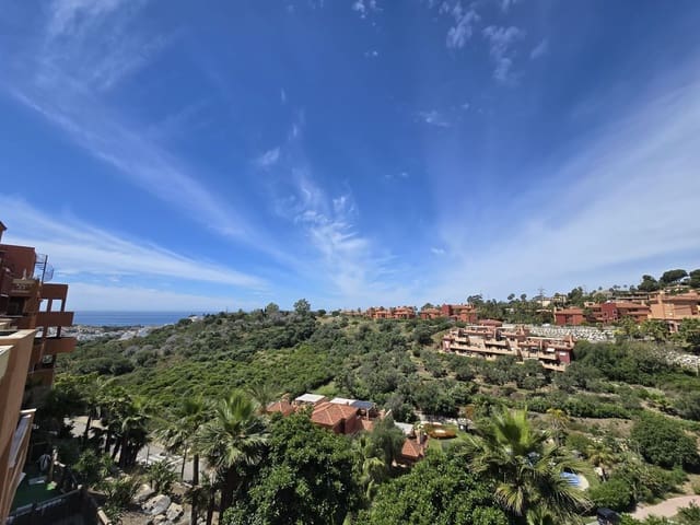 Ático de 2 habitaciones en La Reserva, Marbella en venta - 410.000 € (Ref: 9843522)