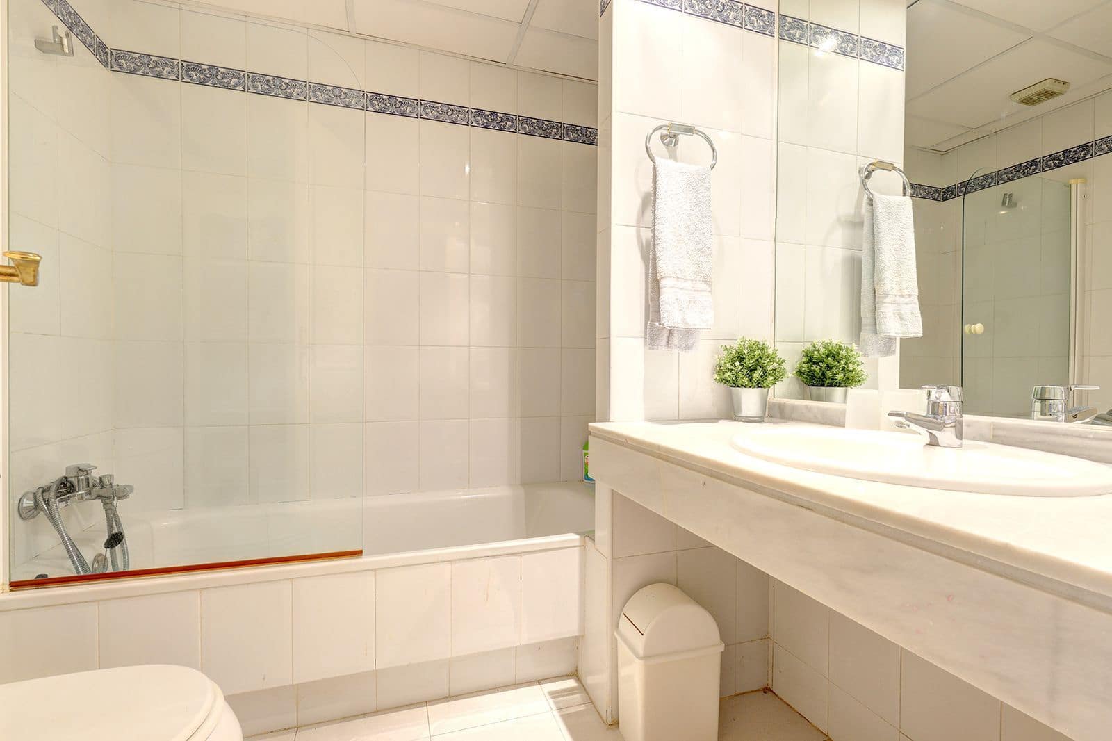 2 bedroom Apartment for sale in Benahavis - € 425,000 (Ref: 9843527)