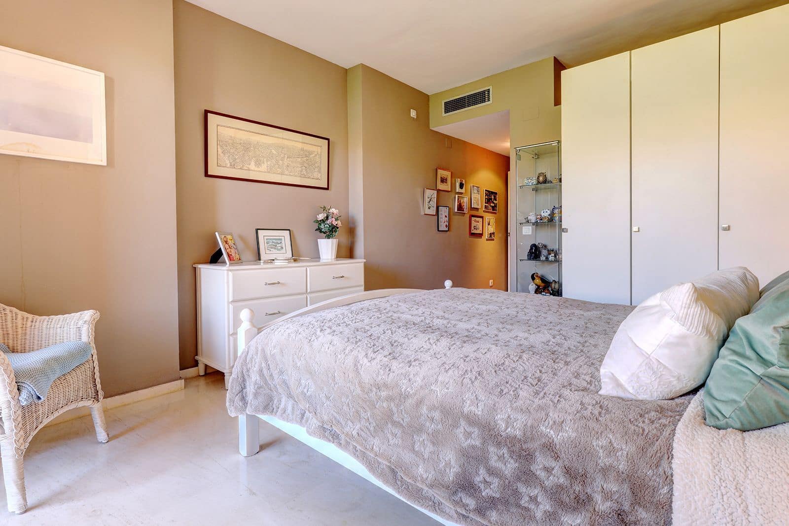 2 bedroom Apartment for sale in Benahavis - € 425,000 (Ref: 9843527)