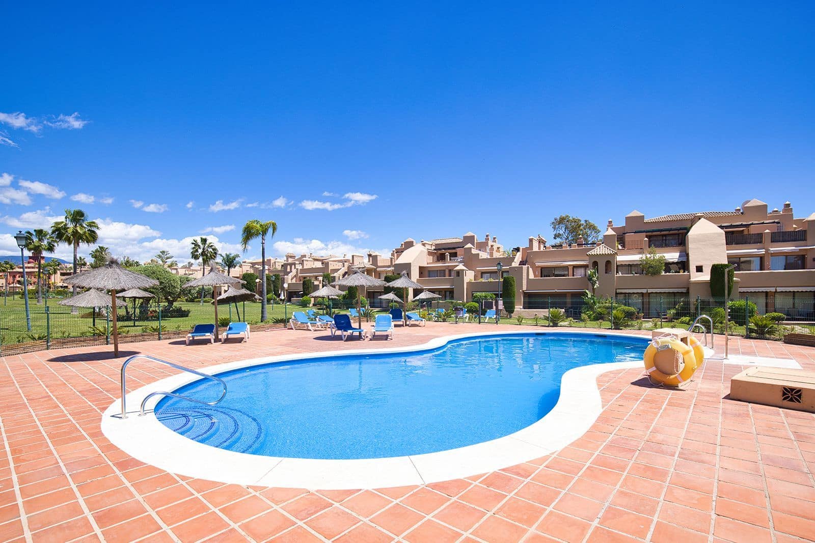 2 bedroom Apartment for sale in Benahavis - € 425,000 (Ref: 9843527)
