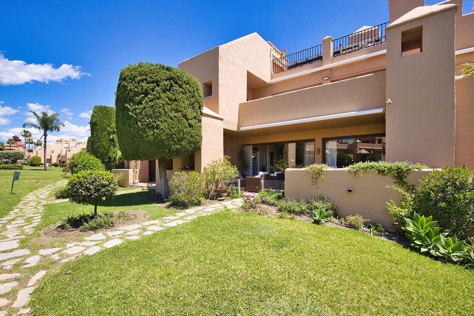 2 bedroom Apartment for sale in Benahavis - € 425,000 (Ref: 9843527)