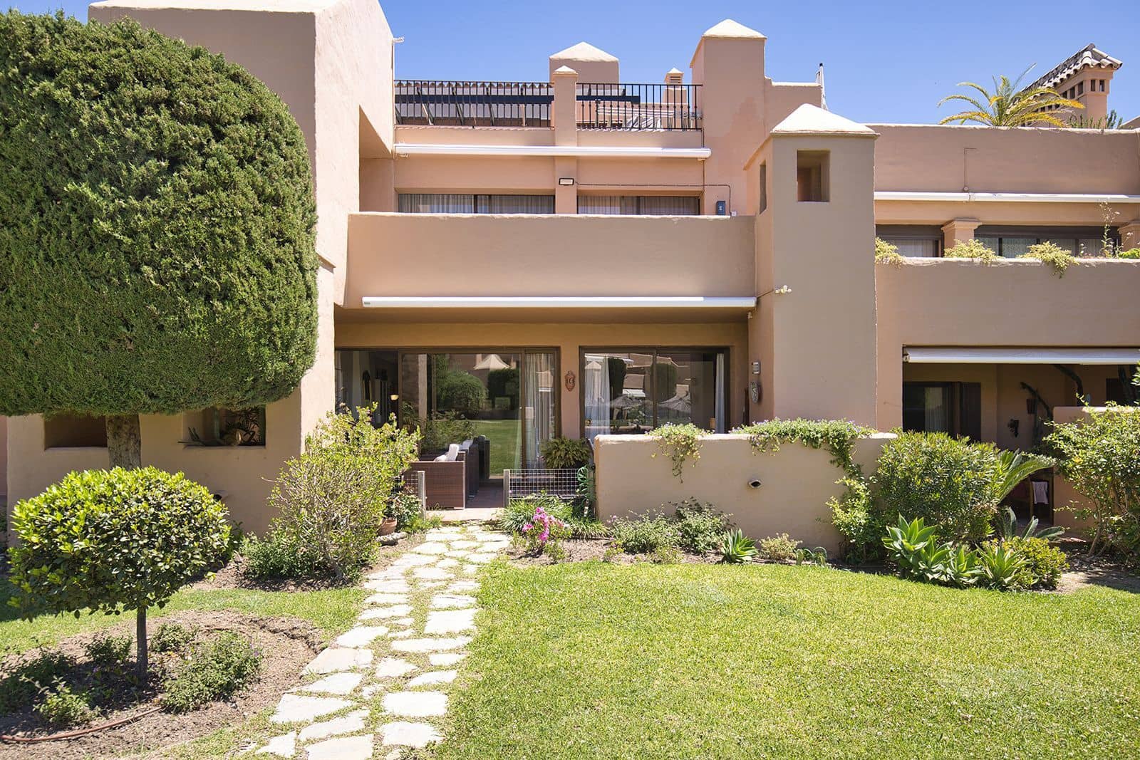 2 bedroom Apartment for sale in Benahavis - € 425,000 (Ref: 9843527)