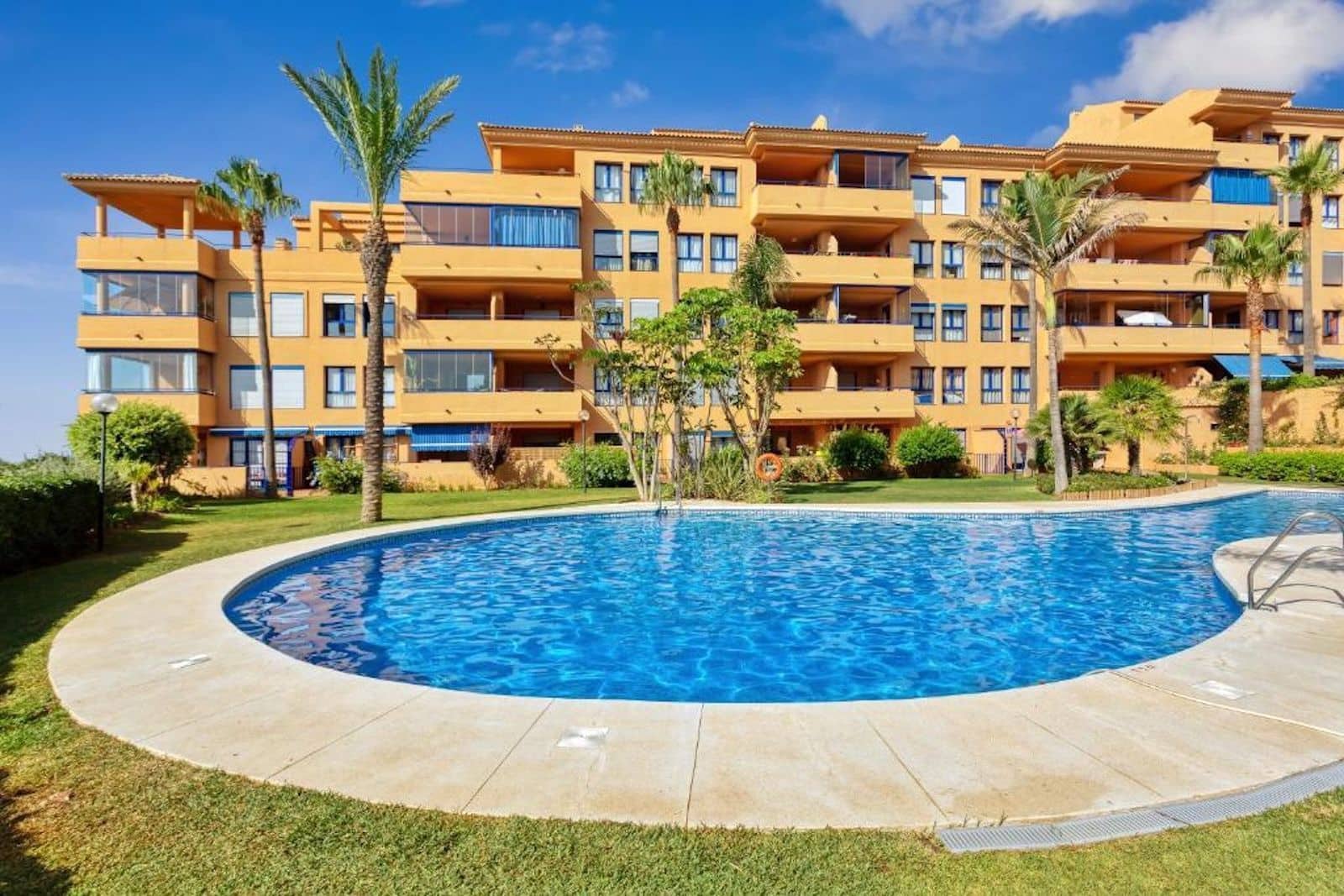 2 slaapkamer Appartement te koop in Manilva - € 299.000 (Ref: 9843533)