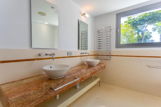 4 sovrum Semi-fristående Villa till salu i Golden Mile, Marbella - 2 700 000 € (Ref: 9843557)