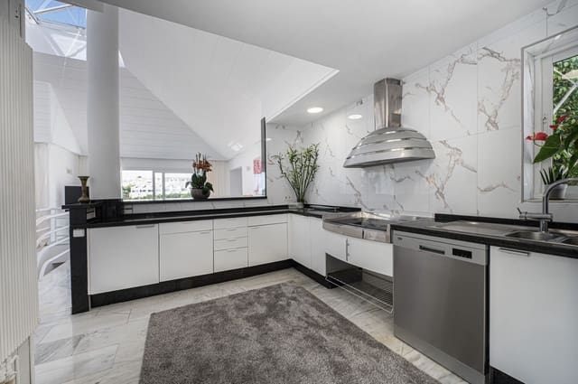 4 soveværelse Semi-Rækkehus til salg i Calahonda, Mijas - € 749.000 (Ref: 9843559)