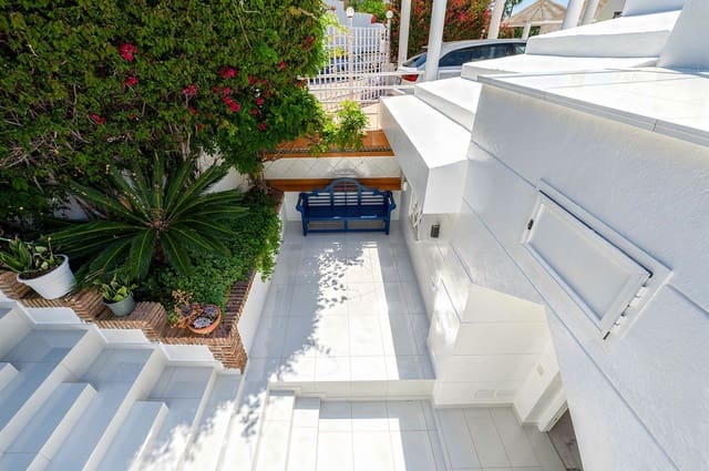 4 soveværelse Semi-Rækkehus til salg i Calahonda, Mijas - € 749.000 (Ref: 9843559)