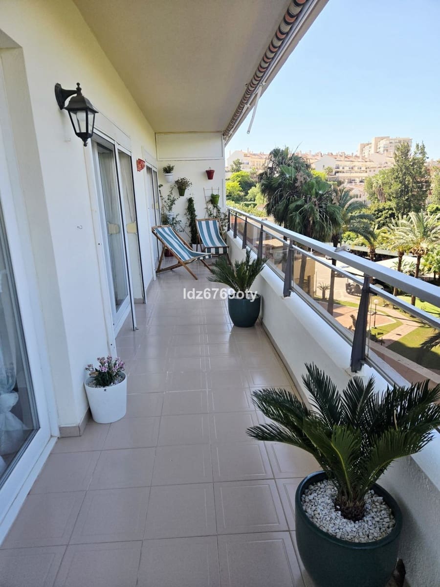 2 bedroom Apartment for sale in Benalmadena Costa - € 330,000 (Ref: 9843569)