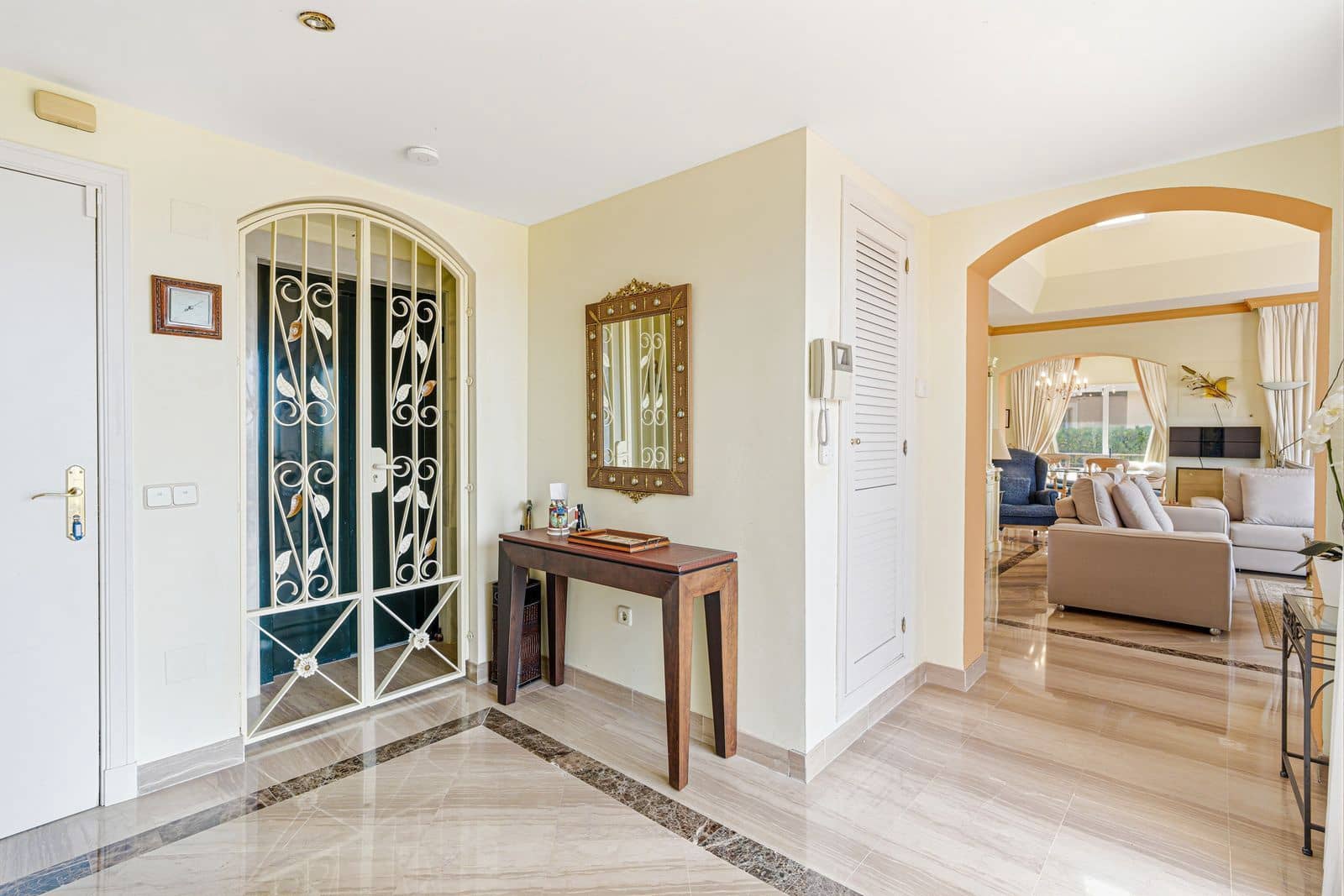 4 makuuhuone Kattohuoneisto myytävänä paikassa Elviria - 1 495 000 € (Ref: 9843601)