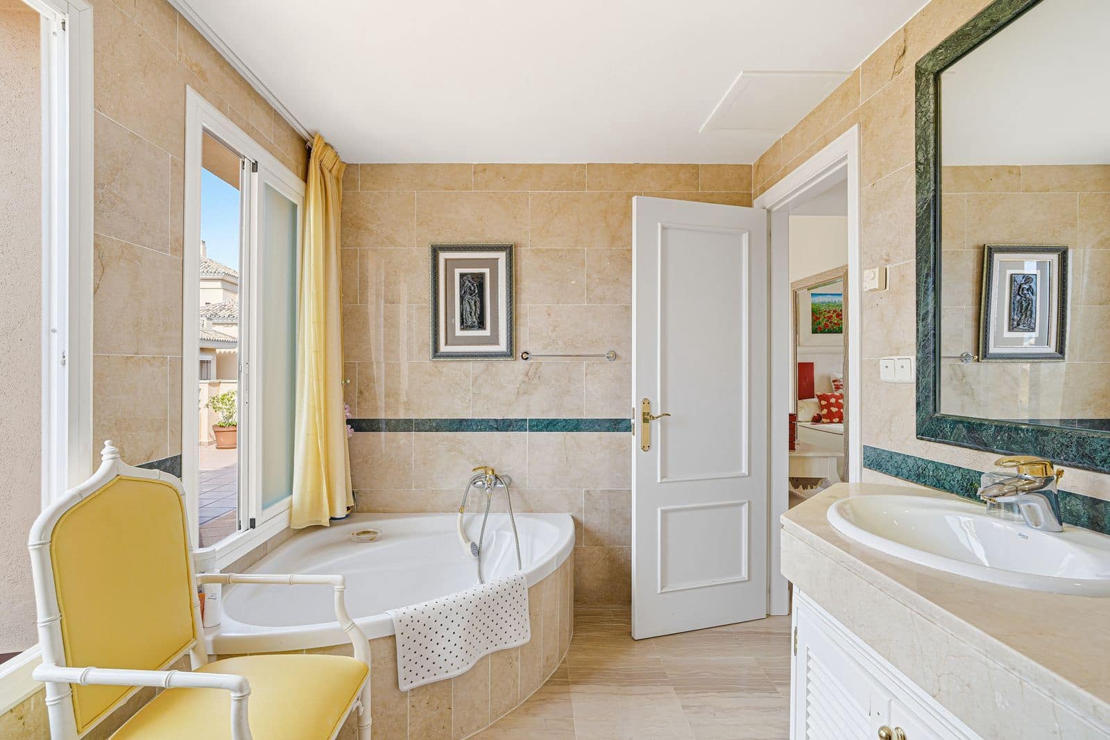 4 makuuhuone Kattohuoneisto myytävänä paikassa Elviria - 1 495 000 € (Ref: 9843601)