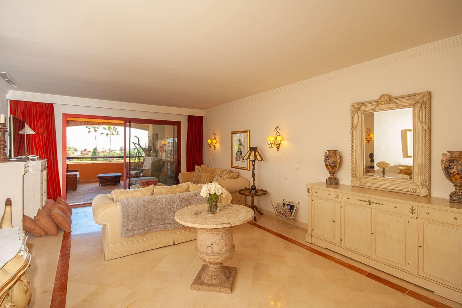 2 bedroom Apartment for sale in Bahia de Marbella - € 850,000 (Ref: 9851405)