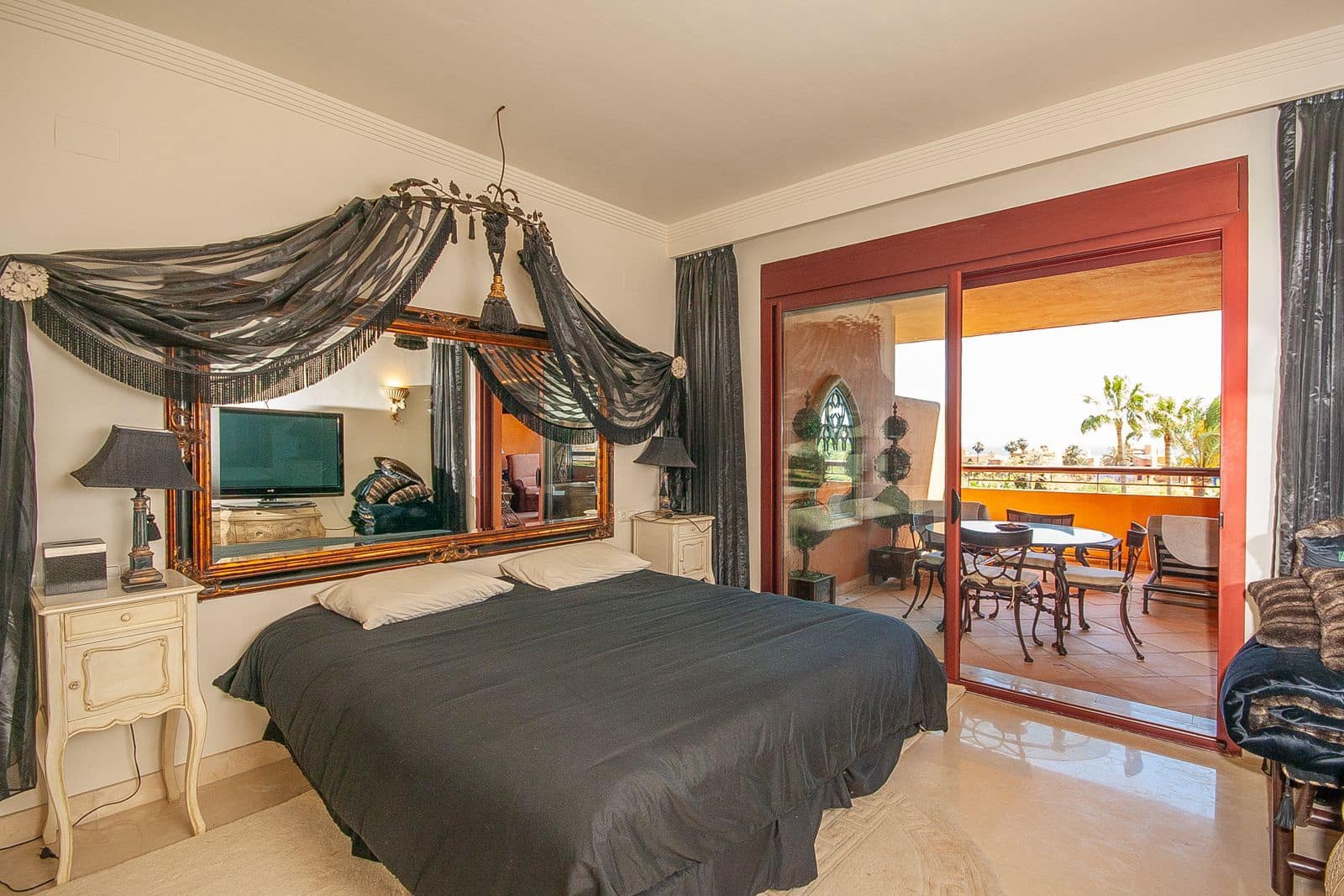 2 bedroom Apartment for sale in Bahia de Marbella - € 850,000 (Ref: 9851405)