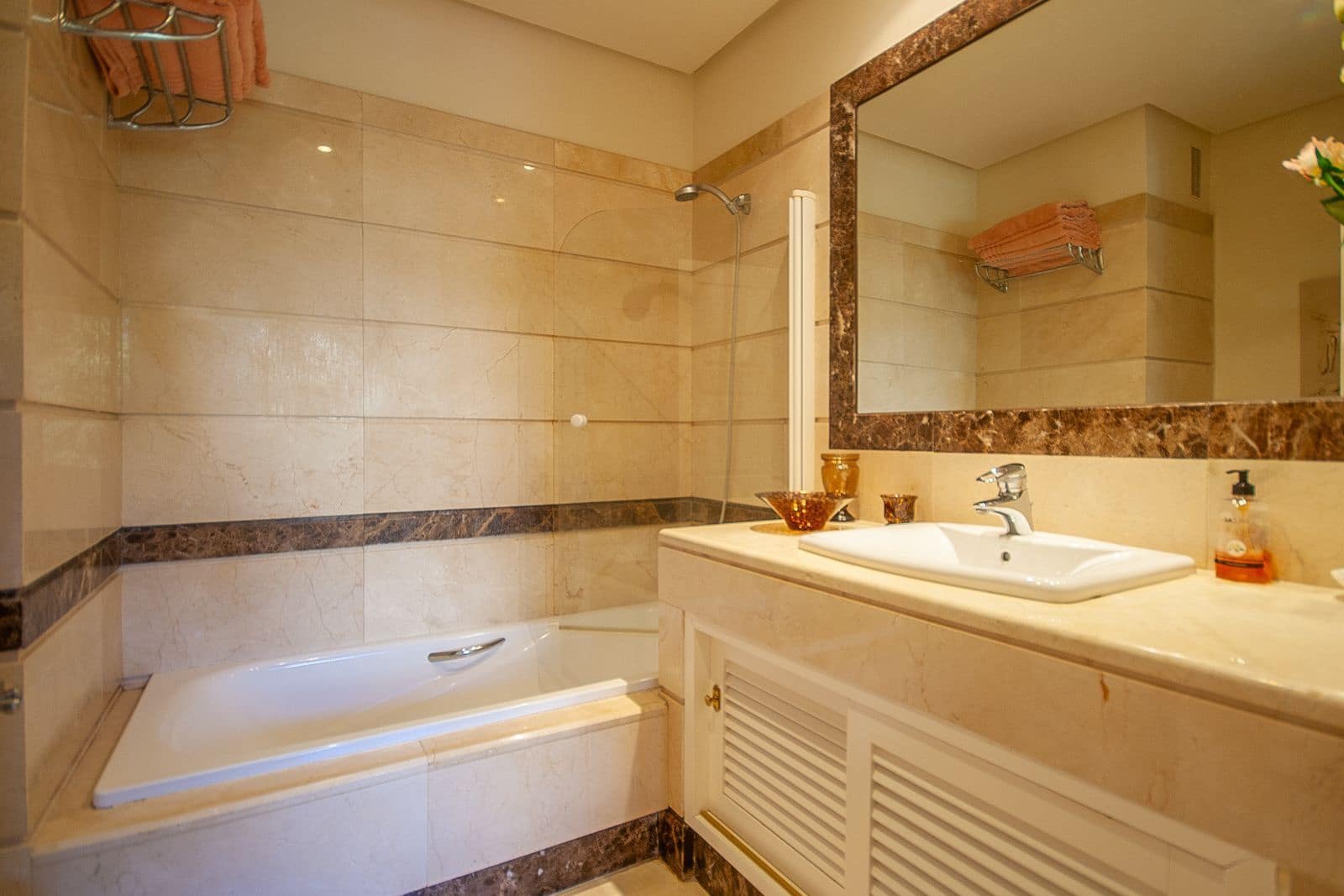 2 bedroom Apartment for sale in Bahia de Marbella - € 850,000 (Ref: 9851405)