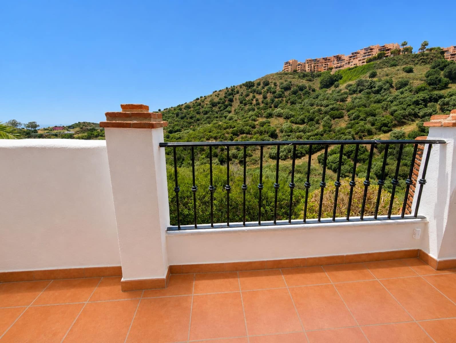 2 bedroom Apartment for sale in Calahonda - € 290,000 (Ref: 9851452)
