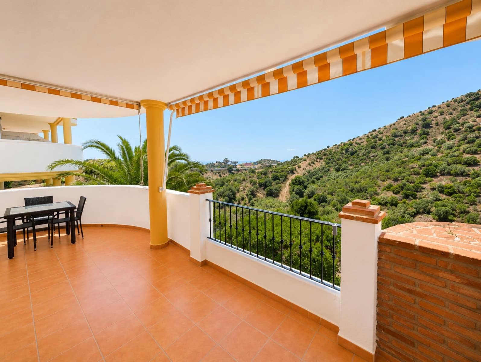 2 bedroom Apartment for sale in Calahonda - € 290,000 (Ref: 9851452)