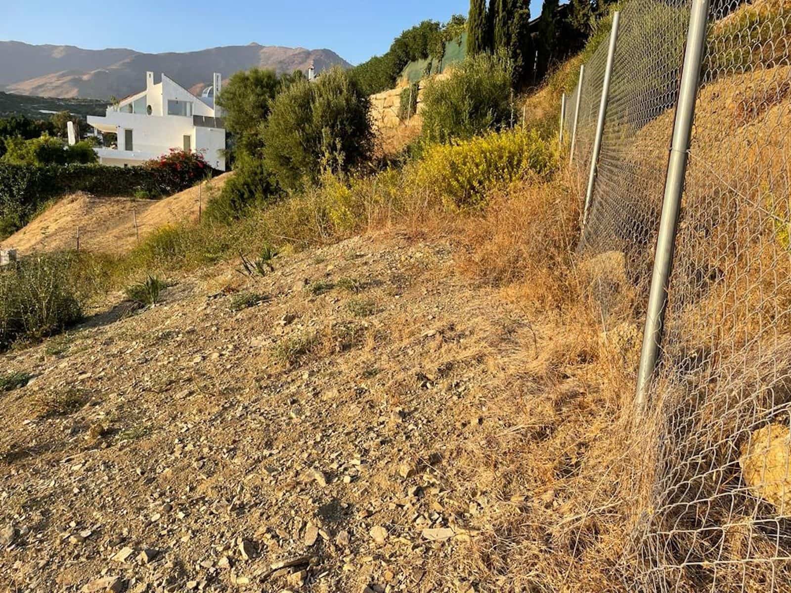 Building Plot for sale in Estepona - € 330,000 (Ref: 9851453)