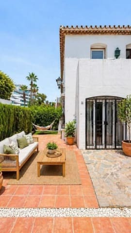 2 bedroom Apartment for sale in El Paraiso, Estepona - € 470,000 (Ref: 9851467)