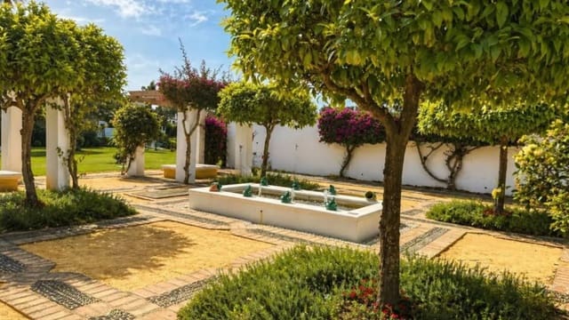 2 bedroom Apartment for sale in El Paraiso, Estepona - € 470,000 (Ref: 9851467)